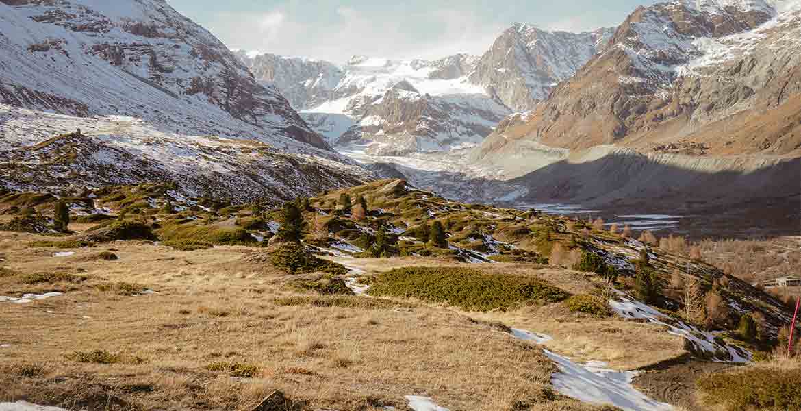Wanderfoto von Zermatt, umgeben von Bergen und Landschaften.